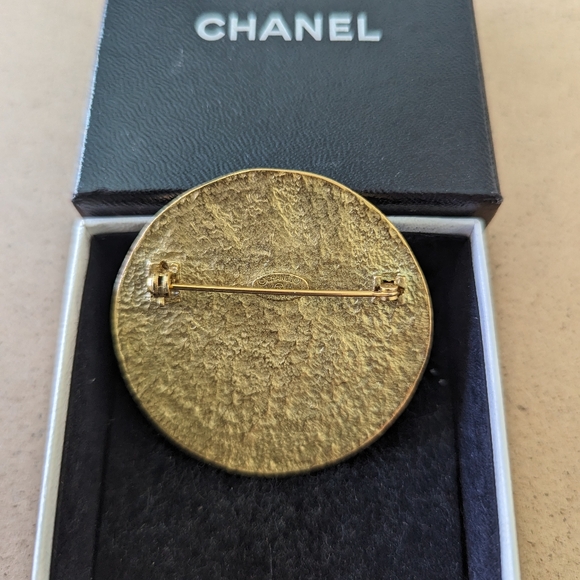 Vintage Chanel CC Medallion 94P brooch - Picture 2 of 10